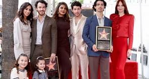 Nick Jonas y Priyanka Chopra Jonas muestran a su hija en público