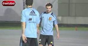 Juan Mata marca dos golazos en menos de un minuto de entrenamiento