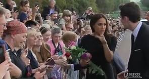 Meghan Markle riceve un mazzo di fiori in omaggio alla regina e lo custodisce: «Ho promesso che...