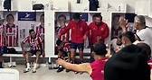 Jürgen Damm celebra en los vestidores del Atlético de San Luis con el SIU