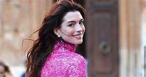 Anne Hathaway in front row alla Paris Fashion Week insieme al marito