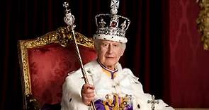 Palacio de Buckingham revela los retratos oficiales de la coronación de Carlos III