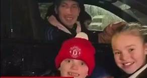 ¡HASTA LAS LÁGRIMAS! El TIERNO gesto de LISANDRO MARTÍNEZ con dos NIÑOS del MANCHESTER UNITED