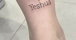 ¿Sabías que el nombre “Yeshua” es la forma original del nombre de Jesús Cristo? La palabra “Yeshua” significa “salvación” o “salvar”, y es una versión más corta de “Yehoshu’a”, que significa “Dios es salvación”. Es importante recordar que la lengua hablada en la región donde Jesús vivió era el arameo. De hecho, “Yeshua” es una forma abreviada de “Yehoshua”, que se tradujo al portugués como “Josué”, con el significado de “El Eterno salva”. En el contexto religioso, “Yeshua HaMashiach” en arameo s