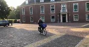Prinses Ariane vertrekt per fiets voor haar eerste lesdag op het Christelijk Gymnasium Sorghvliet