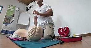 Come usare un defibrillatore (DAE)