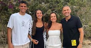Luis Enrique celebra las bodas de plata con Elena Cullel, la mujer de su vida y madre de sus tres hijos