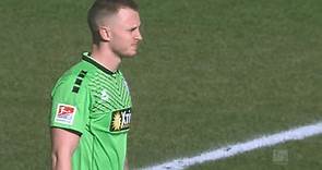 Ingolstadt score while Duisburg keeper takes a drink during game – video