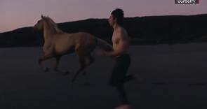 Mira cómo Adam Driver se "convierte" en un centauro