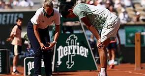 Un Alcaraz lesionado cae de manera honrosa ante Djokovic y se despide de Roland Garros