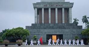 Visiting Ho Chi Minh's mausoleum