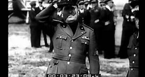 Benito Mussolini consegna il brevetto di pilota al figlio Bruno