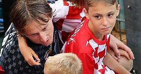 Las tiernas imágenes de los hijos de Modric consolándole tras la eliminación de Croacia
