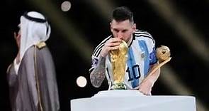 El romanticismo de Lionel Messi al tocar por primera vez con sus Labios la Copa del Mundo