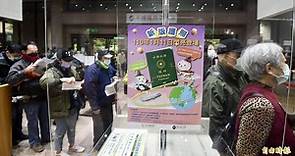 新版護照今起發行 陳柏惟搶頭香申請「台灣大大的」護照 - 政治 - 自由時報電子報