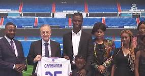 Camavinga, con su familia y Florentino Pérez en su presentación como jugador del Real Madrid