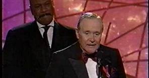Ving Rhames gives his Golden Globe to Jack Lemmon (1998)