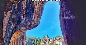 🇪🇸 ¡El CAÑÓN DEL RÍO LOBOS! 🔐 ⠀ ⠀ Este Parque Natural está en la provincia de Soria, ¡y es uno de los lugares más increíbles que visitar en España! 😍⠀ ⠀ 🌿 Este cañón, que recorre más de 25km, se formó por la erosión producida por el río a lo largo de miles de años. ⠀ ⠀ 📸 IMPRESCINDIBLES: ⠀ ⠀ ✔️ Recorrer La Senda del Río hasta la ermita⠀ ✔️ Entrar en la ermita templaria de San Bartolomé ⠀ ✔️ Alucinar con la Cueva Grande ⠀ ✔️ Subir hasta El Balconcillo ⠀ ✔️ Hacer la ruta del Colmenar de los