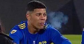 VIDEO: Jugador de Boca Juniors, Marcos Rojo, festeja título fumando y tomando cerveza en plena cancha