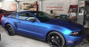Mustang con pintura negro mate a vinil color deep ocean, marca Arlon ultimate premium plus