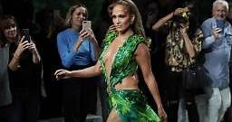 Jennifer López deslumbra de nuevo con su icónico vestido verde en cierre de pasarela de Versace