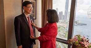 【就職典禮】妻子林麗嬋為他打領呔　李家超：未來5年更需要對方扶助 - 香港經濟日報 - TOPick - 新聞 - 社會