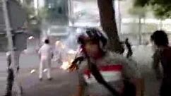 حمله جوانان خشمگین به خودروی نیروی انتظامی