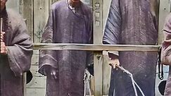 拍摄于1895年晚清，照片上的是县衙门的衙役们，他们手里拿水火棍和鞭子，穿着黑色的粗布长衫，打着赤脚，头戴竹笼帽＃shorts #歷史故事 #清朝 #中國 #历史 #影像 #歷史
