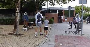 El jugador del Real Madrid, Toni Kroos, lleva a su hijo al colegio el primer día de clase - Vídeo Dailymotion