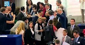 Alexis Tsipras le hace 'la cobra' a Pablo Iglesias en el Parlamento Europeo