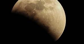De dónde viene la sombra extraña que se imprime en la Luna durante los eclipses totales - National Geographic en Español