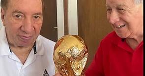 Carlos Bilardo, con la tercera Copa del Mundo: recibió el trofeo y se sacó una emotiva foto