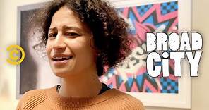 Broad City Set Tour: Ilana Glazer Shows Off Her Character’s All-Activist Apartment