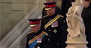 Príncipes William y Harry realizan vigilia junto al féretro de Isabel II