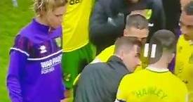 Le défenseur écossais de Norwich City Grant Hanley fait une olive à un coéquipier