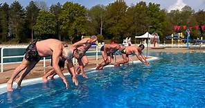 Ochtendzwemmers nemen eerste duik van seizoen in provinciedomein de Halve Maan: “Hopelijk blijft het zwembad nog vele jaren én iedere dag open”