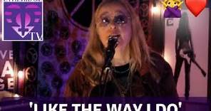 Melissa Etheridge Performs 'Like The Way I Do' on EtheridgeTV