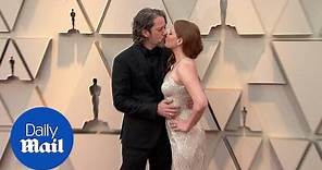 Amy Adams and husband Darren Le Gallo share kiss at 2019 Oscars