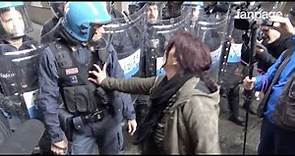 Bologna, donna spinge un poliziotto durante il corteo antifascista e viene trascinata a terra