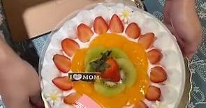 85度C - #母親節蛋糕 #門市早鳥預購享85折優惠 最幸福的話語就是媽咪我愛你❤️ 滿滿水果裝飾象徵著幸福美滿...