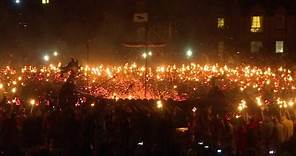 Celebran pasado vikingo con fiesta de fuego en Escocia