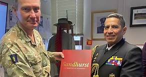 Visita a la Real academia militar de Sandhurst. Saludo al Señor Mayor General Zachary Stenning.🇬🇧