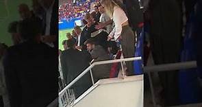Piqué se molesta con el fotógrafo del Barça ante De Jong y su novia