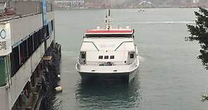 愉景灣渡輪 Discovery Bay 3 雙體船離開中環三號碼頭（東翼）