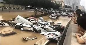 鄭州京廣路隧道水淹全紀錄  1小時水深及膝...4小時後車輛漂在水面 - 兩岸