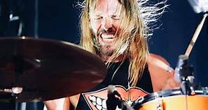 È morto Taylor Hawkins, il batterista dei Foo Fighters: aveva 50 anni