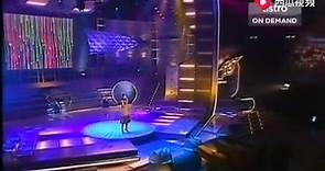2001年十大勁歌金曲頒獎典禮 有首次拿最首歡迎男歌手獎的許志安 有剛出道的周杰倫 有再度拿最受歡迎女歌手獎的鄭秀文 樂壇壓軸盛事致敬大獎梅艷芳