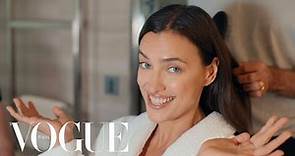 Irina Shayk si prepara per la sfilata di Giorgio Armani | Vogue Italia