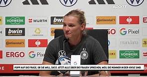 DFB-Spielerin Alexandra Popp geht auf Pressekonferenz Reporter an