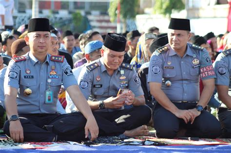 Mengikuti kegiatan keagamaan di tempat tinggal